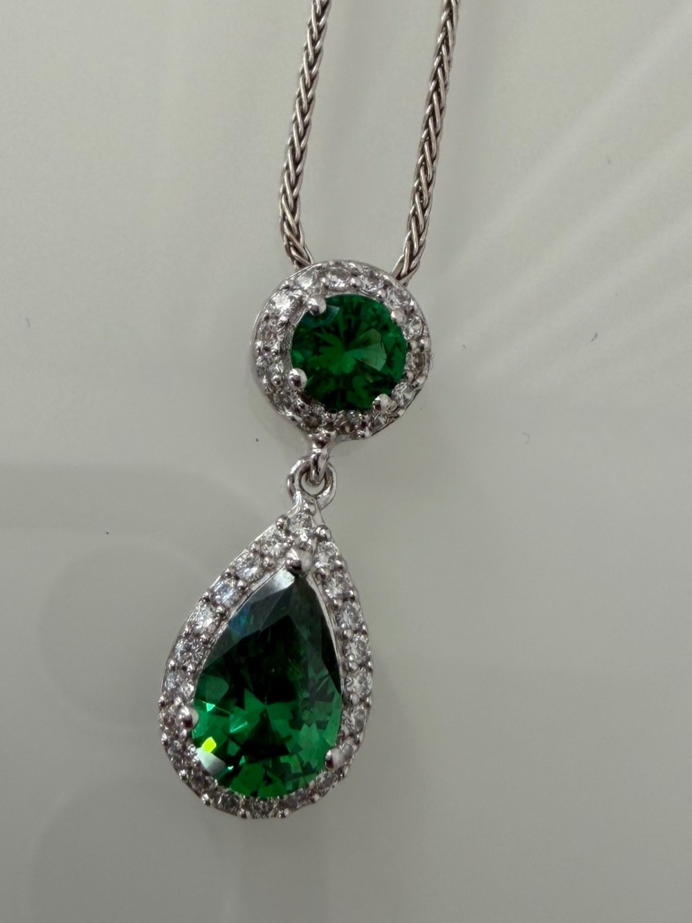 Vintage-Inspired 16" Emerald & Silver Pendant Necklace 🇪🇸